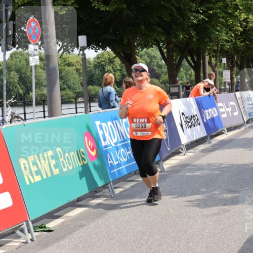 15.06.2025 - REWE Women's Run Strokosch-Dieckow http://msf.ph/oto/7940494 15.06.2025 11:19:18 Ziel 5258 meine-sportfotos.de
