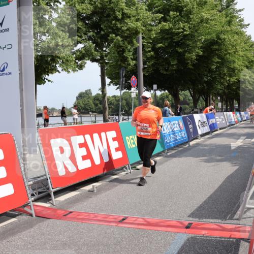 15.06.2025 - REWE Women's Run Strokosch-Dieckow http://msf.ph/oto/7940525 15.06.2025 11:19:19 Ziel 5258 meine-sportfotos.de