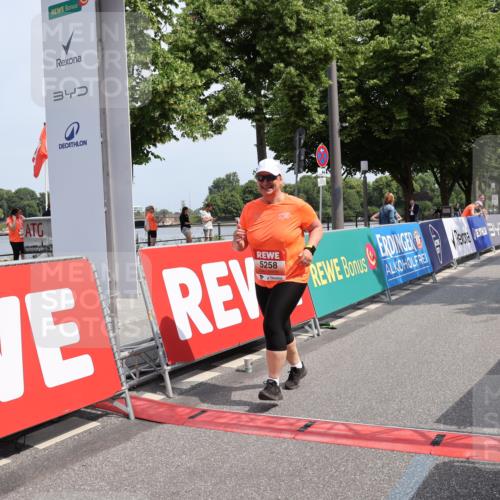 15.06.2025 - REWE Women's Run Strokosch-Dieckow http://msf.ph/oto/7940548 15.06.2025 11:19:20 Ziel 5258 meine-sportfotos.de