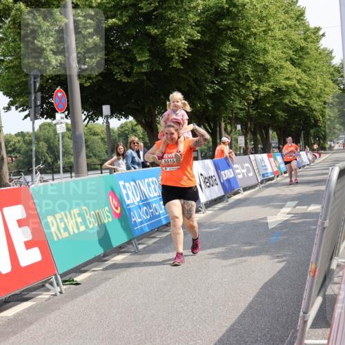 15.06.2025 - REWE Women's Run Strokosch-Dieckow http://msf.ph/oto/7940636 15.06.2025 11:19:30 Ziel 5515, 5626 meine-sportfotos.de