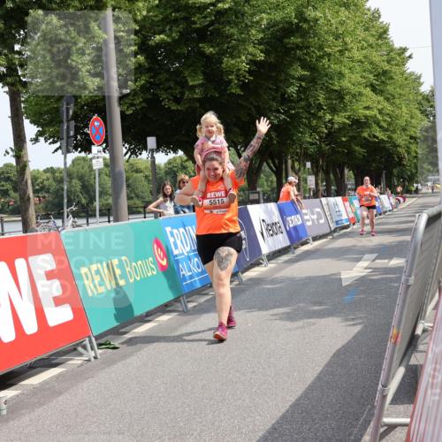 15.06.2025 - REWE Women's Run Strokosch-Dieckow http://msf.ph/oto/7940652 15.06.2025 11:19:30 Ziel 5515, 5626 meine-sportfotos.de
