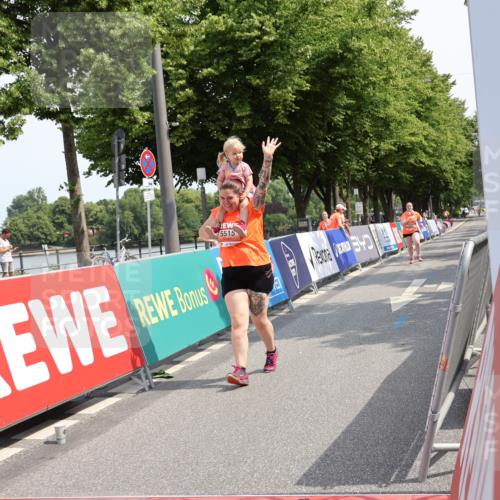 15.06.2025 - REWE Women's Run Strokosch-Dieckow http://msf.ph/oto/7940659 15.06.2025 11:19:31 Ziel 5515, 5626 meine-sportfotos.de