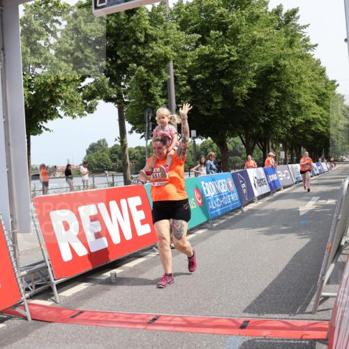 15.06.2025 - REWE Women's Run Strokosch-Dieckow http://msf.ph/oto/7940678 15.06.2025 11:19:31 Ziel 5515, 5626 meine-sportfotos.de