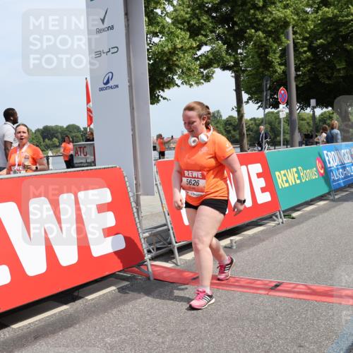 15.06.2025 - REWE Women's Run Strokosch-Dieckow http://msf.ph/oto/7940776 15.06.2025 11:19:37 Ziel 5515, 5626 meine-sportfotos.de
