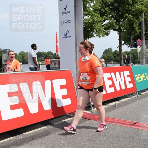 15.06.2025 - REWE Women's Run Strokosch-Dieckow http://msf.ph/oto/7940788 15.06.2025 11:19:38 Ziel 5515, 5626 meine-sportfotos.de