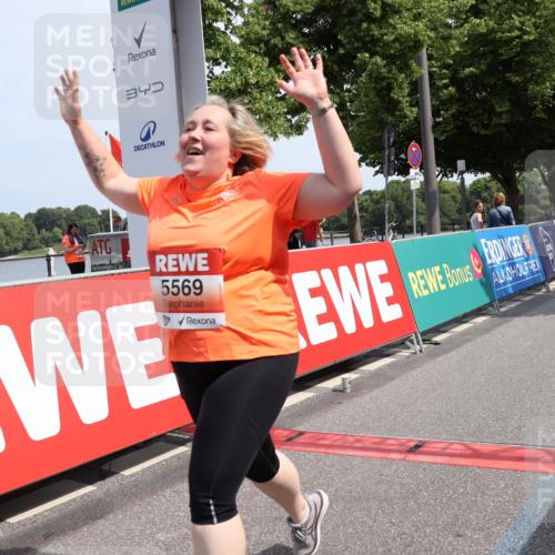 15.06.2025 - REWE Women's Run Strokosch-Dieckow http://msf.ph/oto/7940872 15.06.2025 11:20:36 Ziel 5569 meine-sportfotos.de