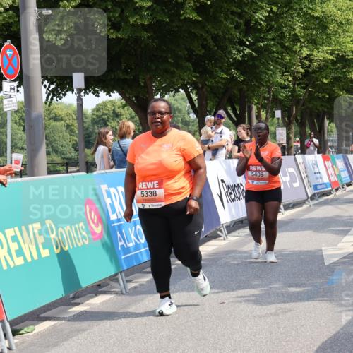 15.06.2025 - REWE Women's Run Strokosch-Dieckow http://msf.ph/oto/7940946 15.06.2025 11:22:08 Ziel 5338, 5409 meine-sportfotos.de