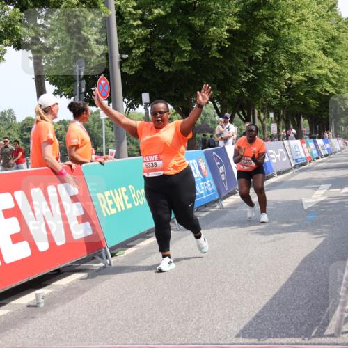 15.06.2025 - REWE Women's Run Strokosch-Dieckow http://msf.ph/oto/7940973 15.06.2025 11:22:09 Ziel 5338, 5409 meine-sportfotos.de