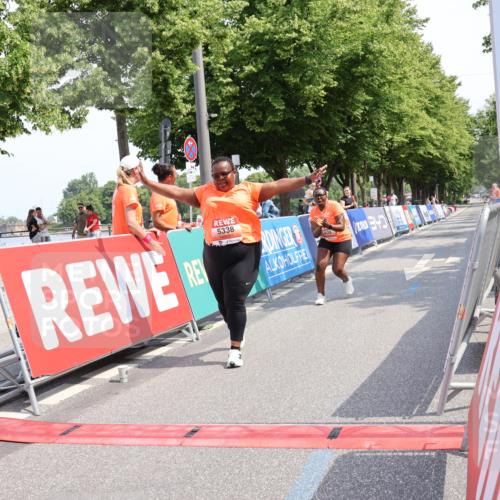 15.06.2025 - REWE Women's Run Strokosch-Dieckow http://msf.ph/oto/7940982 15.06.2025 11:22:09 Ziel 5338, 5409 meine-sportfotos.de