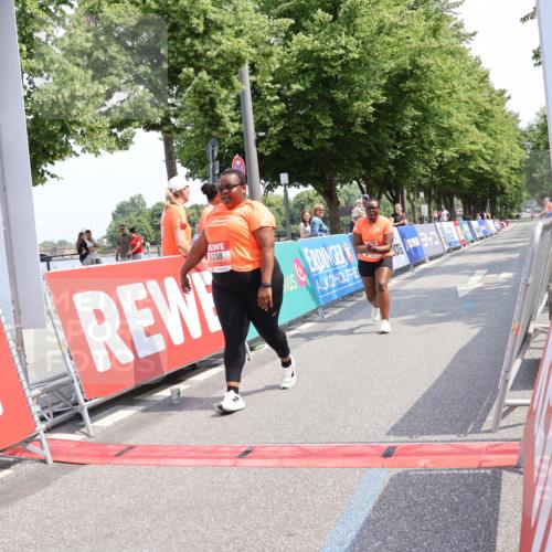 15.06.2025 - REWE Women's Run Strokosch-Dieckow http://msf.ph/oto/7940993 15.06.2025 11:22:10 Ziel 5338, 5409 meine-sportfotos.de