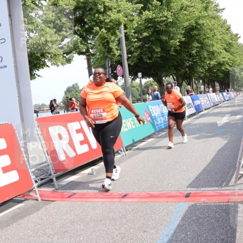 15.06.2025 - REWE Women's Run Strokosch-Dieckow http://msf.ph/oto/7941008 15.06.2025 11:22:10 Ziel 5338, 5409 meine-sportfotos.de