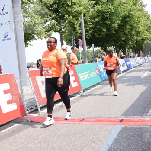 15.06.2025 - REWE Women's Run Strokosch-Dieckow http://msf.ph/oto/7941026 15.06.2025 11:22:10 Ziel 5338, 5409 meine-sportfotos.de