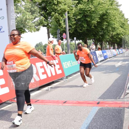 15.06.2025 - REWE Women's Run Strokosch-Dieckow http://msf.ph/oto/7941042 15.06.2025 11:22:11 Ziel 5338, 5409 meine-sportfotos.de