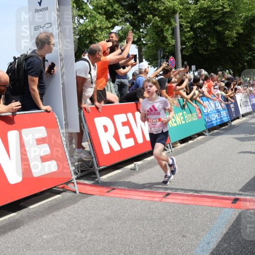 15.06.2025 - REWE Women's Run Strokosch-Dieckow http://msf.ph/oto/7941402 15.06.2025 11:34:05 Ziel 130, 132, 151, 158, 244, 249, 292, 322 meine-sportfotos.de