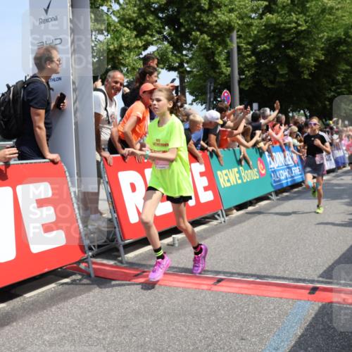 15.06.2025 - REWE Women's Run Strokosch-Dieckow http://msf.ph/oto/7941524 15.06.2025 11:34:11 Ziel 130, 132, 142, 144, 151, 158, 242, 267, 276, 292, 322 meine-sportfotos.de