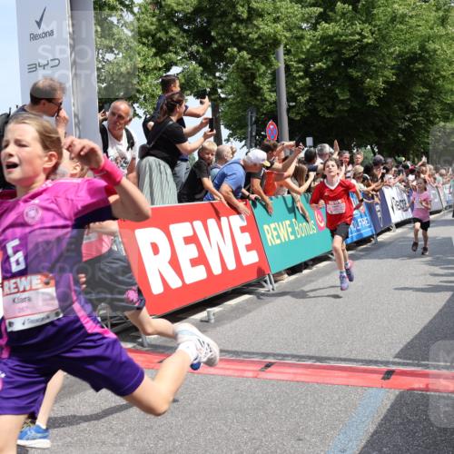 15.06.2025 - REWE Women's Run Strokosch-Dieckow http://msf.ph/oto/7941591 15.06.2025 11:34:14 Ziel 130, 132, 142, 144, 151, 186, 195, 242, 267, 276, 291, 322 meine-sportfotos.de