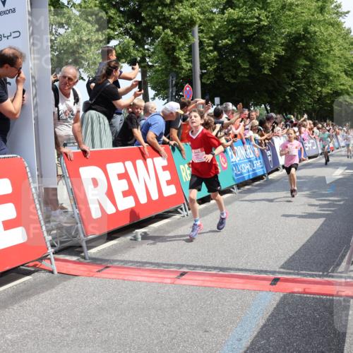 15.06.2025 - REWE Women's Run Strokosch-Dieckow http://msf.ph/oto/7941603 15.06.2025 11:34:15 Ziel 130, 132, 142, 144, 151, 186, 195, 242, 267, 276, 291, 322 meine-sportfotos.de