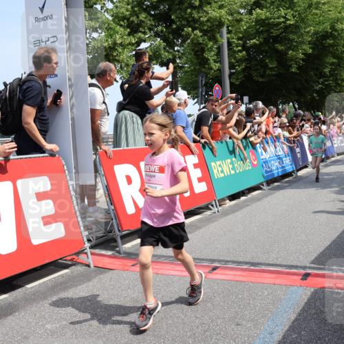 15.06.2025 - REWE Women's Run Strokosch-Dieckow http://msf.ph/oto/7941661 15.06.2025 11:34:16 Ziel 142, 144, 186, 195, 242, 267, 276, 288, 291, 322 meine-sportfotos.de