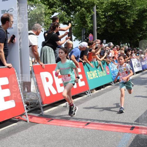 15.06.2025 - REWE Women's Run Strokosch-Dieckow http://msf.ph/oto/7941695 15.06.2025 11:34:18 Ziel 142, 144, 184, 186, 195, 242, 267, 276, 288, 291, 322 meine-sportfotos.de