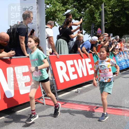 15.06.2025 - REWE Women's Run Strokosch-Dieckow http://msf.ph/oto/7941708 15.06.2025 11:34:18 Ziel 142, 144, 184, 186, 195, 242, 267, 276, 288, 291, 322 meine-sportfotos.de