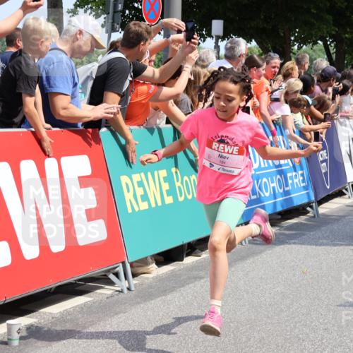 15.06.2025 - REWE Women's Run Strokosch-Dieckow http://msf.ph/oto/7941802 15.06.2025 11:34:23 Ziel 110, 144, 154, 184, 185, 186, 188, 192, 195, 234, 283, 288, 291, 306 meine-sportfotos.de