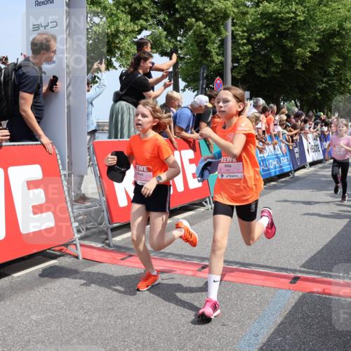15.06.2025 - REWE Women's Run Strokosch-Dieckow http://msf.ph/oto/7941848 15.06.2025 11:34:26 Ziel 110, 154, 157, 163, 180, 184, 185, 188, 192, 195, 217, 234, 237, 283, 288, 306 meine-sportfotos.de