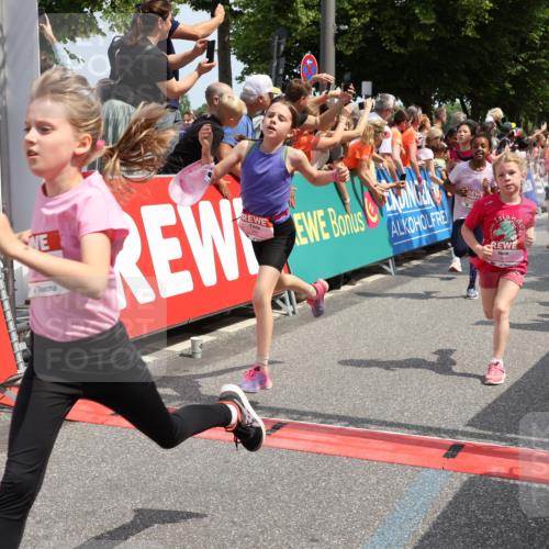 15.06.2025 - REWE Women's Run Strokosch-Dieckow http://msf.ph/oto/7941882 15.06.2025 11:34:27 Ziel 110, 154, 157, 163, 180, 184, 185, 188, 192, 217, 234, 237, 283, 288, 306 meine-sportfotos.de