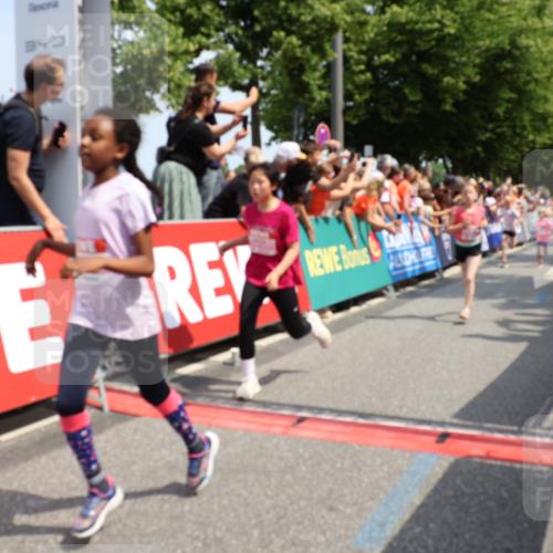 15.06.2025 - REWE Women's Run Strokosch-Dieckow http://msf.ph/oto/7941935 15.06.2025 11:34:29 Ziel 110, 146, 154, 157, 163, 178, 180, 184, 185, 188, 192, 217, 234, 237, 283, 288, 306, 314 meine-sportfotos.de
