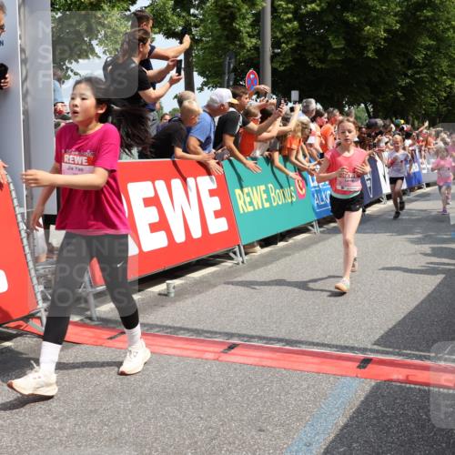 15.06.2025 - REWE Women's Run Strokosch-Dieckow http://msf.ph/oto/7941951 15.06.2025 11:34:30 Ziel 110, 146, 150, 154, 157, 163, 178, 180, 184, 185, 188, 192, 217, 234, 237, 283, 306, 314 meine-sportfotos.de