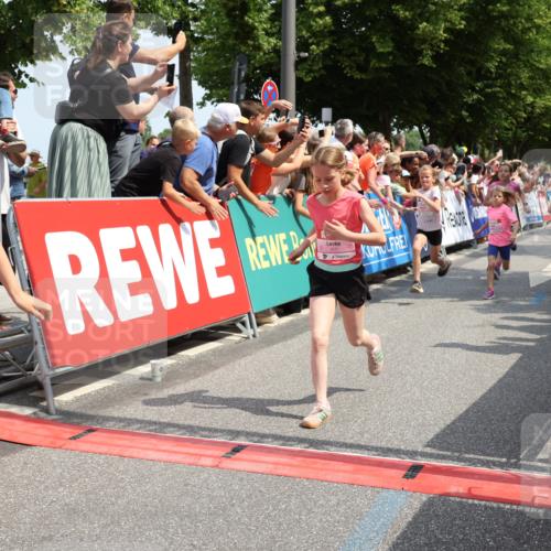 15.06.2025 - REWE Women's Run Strokosch-Dieckow http://msf.ph/oto/7941963 15.06.2025 11:34:30 Ziel 110, 146, 150, 154, 157, 163, 178, 180, 184, 185, 188, 192, 217, 234, 237, 283, 306, 314 meine-sportfotos.de