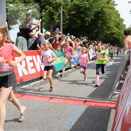 15.06.2025 - REWE Women's Run Strokosch-Dieckow http://msf.ph/oto/7941988 15.06.2025 11:34:31 Ziel 110, 146, 150, 154, 157, 163, 178, 180, 185, 188, 192, 217, 234, 237, 283, 306, 314 meine-sportfotos.de