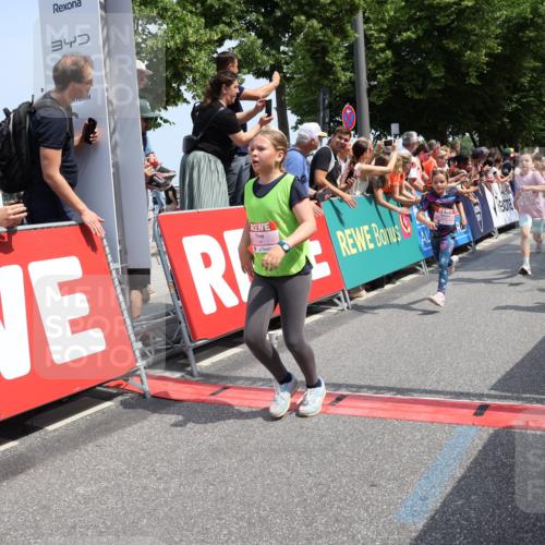 15.06.2025 - REWE Women's Run Strokosch-Dieckow http://msf.ph/oto/7942061 15.06.2025 11:34:34 Ziel 146, 150, 154, 157, 163, 167, 176, 178, 180, 188, 189, 192, 217, 237, 274, 283, 306, 314 meine-sportfotos.de