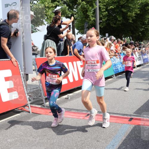 15.06.2025 - REWE Women's Run Strokosch-Dieckow http://msf.ph/oto/7942093 15.06.2025 11:34:36 Ziel 146, 150, 157, 163, 167, 169, 176, 178, 180, 188, 189, 217, 221, 237, 274, 314 meine-sportfotos.de