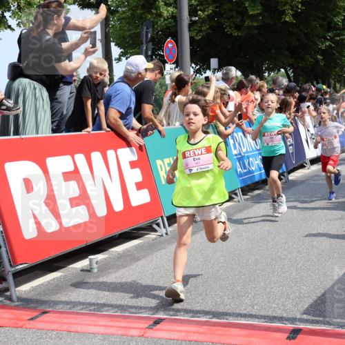 15.06.2025 - REWE Women's Run Strokosch-Dieckow http://msf.ph/oto/7942137 15.06.2025 11:34:38 Ziel 146, 150, 157, 163, 167, 169, 176, 178, 180, 189, 221, 237, 274, 293, 314 meine-sportfotos.de
