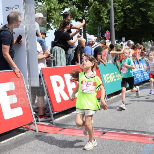 15.06.2025 - REWE Women's Run Strokosch-Dieckow http://msf.ph/oto/7942151 15.06.2025 11:34:39 Ziel 146, 150, 167, 169, 176, 178, 179, 180, 189, 221, 274, 293, 314 meine-sportfotos.de
