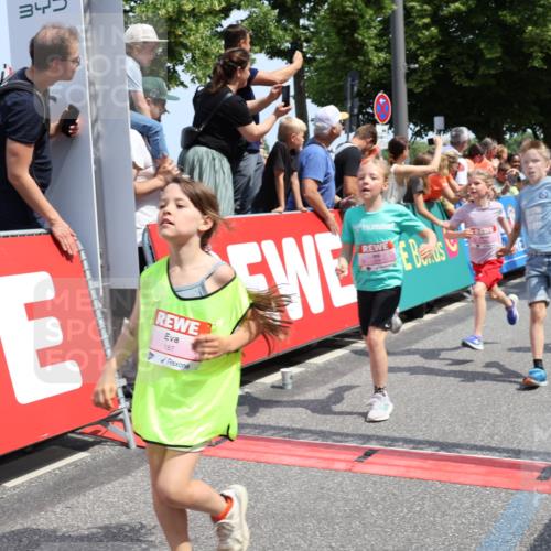 15.06.2025 - REWE Women's Run Strokosch-Dieckow http://msf.ph/oto/7942159 15.06.2025 11:34:39 Ziel 146, 150, 167, 169, 176, 178, 179, 180, 189, 221, 274, 293, 314 meine-sportfotos.de