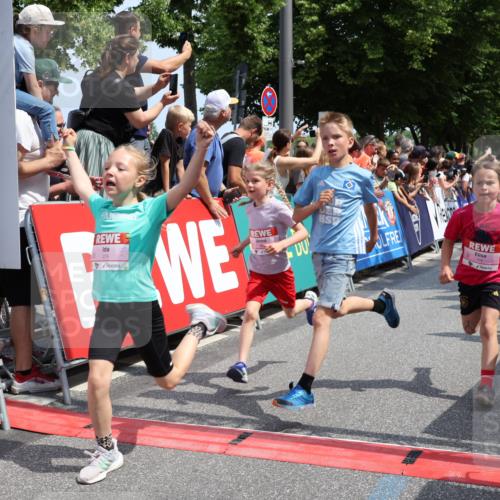 15.06.2025 - REWE Women's Run Strokosch-Dieckow http://msf.ph/oto/7942174 15.06.2025 11:34:39 Ziel 146, 150, 167, 169, 176, 178, 179, 180, 189, 221, 274, 293, 314 meine-sportfotos.de