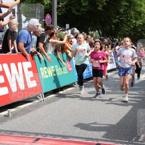 15.06.2025 - REWE Women's Run Strokosch-Dieckow http://msf.ph/oto/7942377 15.06.2025 11:34:50 Ziel 106, 113, 116, 123, 124, 135, 143, 153, 160, 165, 172, 173, 179, 213, 256, 287, 293 meine-sportfotos.de