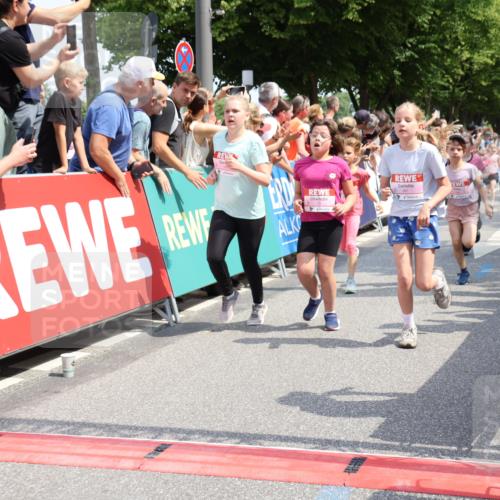 15.06.2025 - REWE Women's Run Strokosch-Dieckow http://msf.ph/oto/7942385 15.06.2025 11:34:51 Ziel 106, 113, 116, 123, 124, 135, 143, 153, 160, 165, 172, 173, 179, 213, 256, 287 meine-sportfotos.de