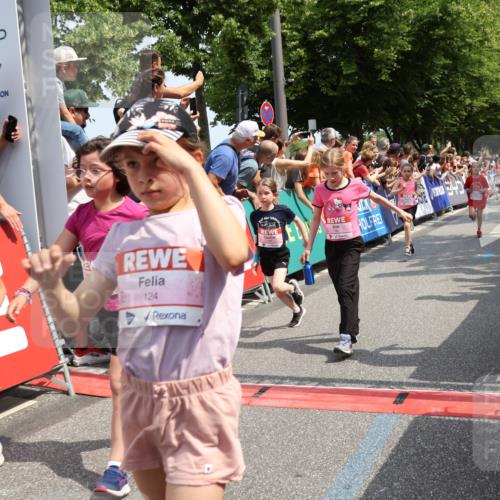15.06.2025 - REWE Women's Run Strokosch-Dieckow http://msf.ph/oto/7942434 15.06.2025 11:34:53 Ziel 106, 113, 116, 123, 124, 135, 143, 153, 160, 165, 172, 173, 213, 231, 256, 287, 290, 323 meine-sportfotos.de