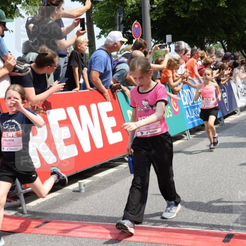 15.06.2025 - REWE Women's Run Strokosch-Dieckow http://msf.ph/oto/7942444 15.06.2025 11:34:54 Ziel 106, 113, 116, 123, 124, 135, 143, 153, 160, 165, 213, 231, 250, 256, 287, 290, 323 meine-sportfotos.de