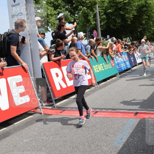15.06.2025 - REWE Women's Run Strokosch-Dieckow http://msf.ph/oto/7942558 15.06.2025 11:35:01 Ziel 113, 116, 135, 162, 165, 216, 231, 233, 250, 290, 312, 316, 323 meine-sportfotos.de