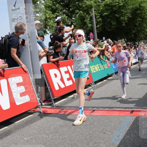 15.06.2025 - REWE Women's Run Strokosch-Dieckow http://msf.ph/oto/7942588 15.06.2025 11:35:02 Ziel 113, 162, 165, 207, 216, 231, 233, 250, 263, 290, 312, 316, 323 meine-sportfotos.de
