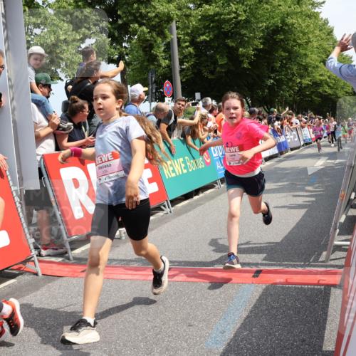 15.06.2025 - REWE Women's Run Strokosch-Dieckow http://msf.ph/oto/7942625 15.06.2025 11:35:04 Ziel 156, 162, 207, 216, 231, 233, 250, 263, 290, 312, 316, 323 meine-sportfotos.de