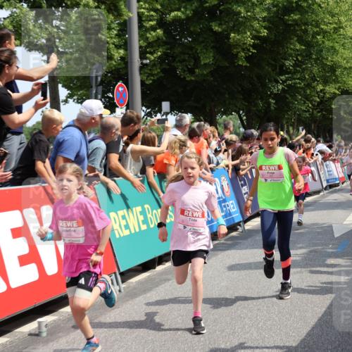 15.06.2025 - REWE Women's Run Strokosch-Dieckow http://msf.ph/oto/7942780 15.06.2025 11:35:13 Ziel 112, 115, 118, 156, 161, 170, 174, 201, 207, 211, 214, 225, 263, 273, 285, 313 meine-sportfotos.de