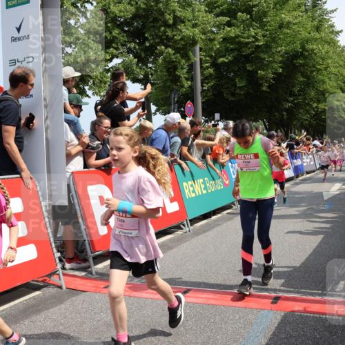 15.06.2025 - REWE Women's Run Strokosch-Dieckow http://msf.ph/oto/7942804 15.06.2025 11:35:14 Ziel 112, 115, 118, 156, 161, 170, 174, 201, 207, 211, 214, 225, 263, 273, 285, 313 meine-sportfotos.de
