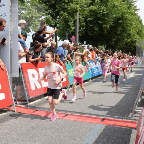 15.06.2025 - REWE Women's Run Strokosch-Dieckow http://msf.ph/oto/7942854 15.06.2025 11:35:18 Ziel 112, 115, 118, 128, 161, 170, 174, 201, 211, 214, 225, 261, 273, 285, 309, 313 meine-sportfotos.de