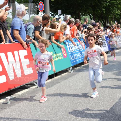 15.06.2025 - REWE Women's Run Strokosch-Dieckow http://msf.ph/oto/7942978 15.06.2025 11:35:23 Ziel 118, 120, 128, 131, 137, 139, 170, 175, 211, 220, 225, 261, 268, 269, 286, 296, 309, 313 meine-sportfotos.de