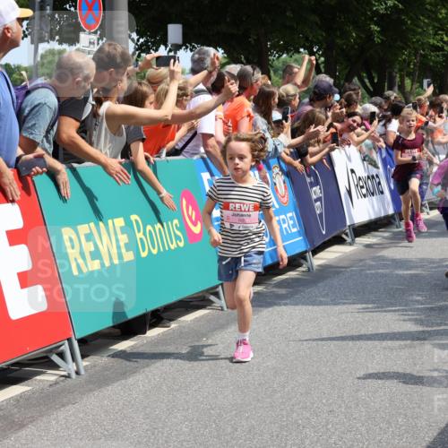 15.06.2025 - REWE Women's Run Strokosch-Dieckow http://msf.ph/oto/7943033 15.06.2025 11:35:25 Ziel 111, 118, 120, 128, 131, 137, 139, 175, 211, 220, 225, 261, 268, 269, 284, 286, 296, 309, 313 meine-sportfotos.de