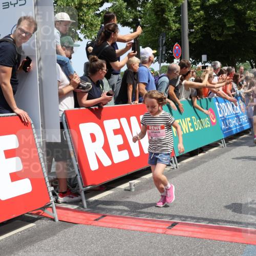 15.06.2025 - REWE Women's Run Strokosch-Dieckow http://msf.ph/oto/7943055 15.06.2025 11:35:25 Ziel 111, 118, 120, 128, 131, 137, 139, 175, 211, 220, 225, 261, 268, 269, 284, 286, 296, 309, 313 meine-sportfotos.de